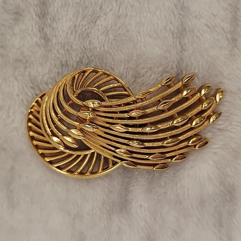 Vintage Crown Trifari Goldtone Brooch